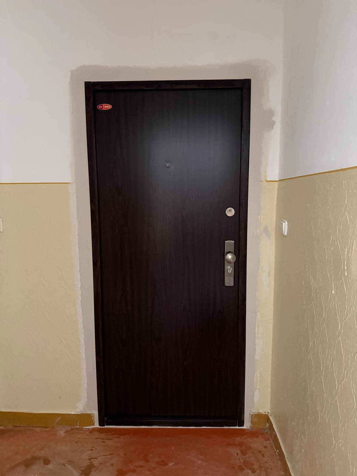 Fotka z montáže bezpečnostných dverí