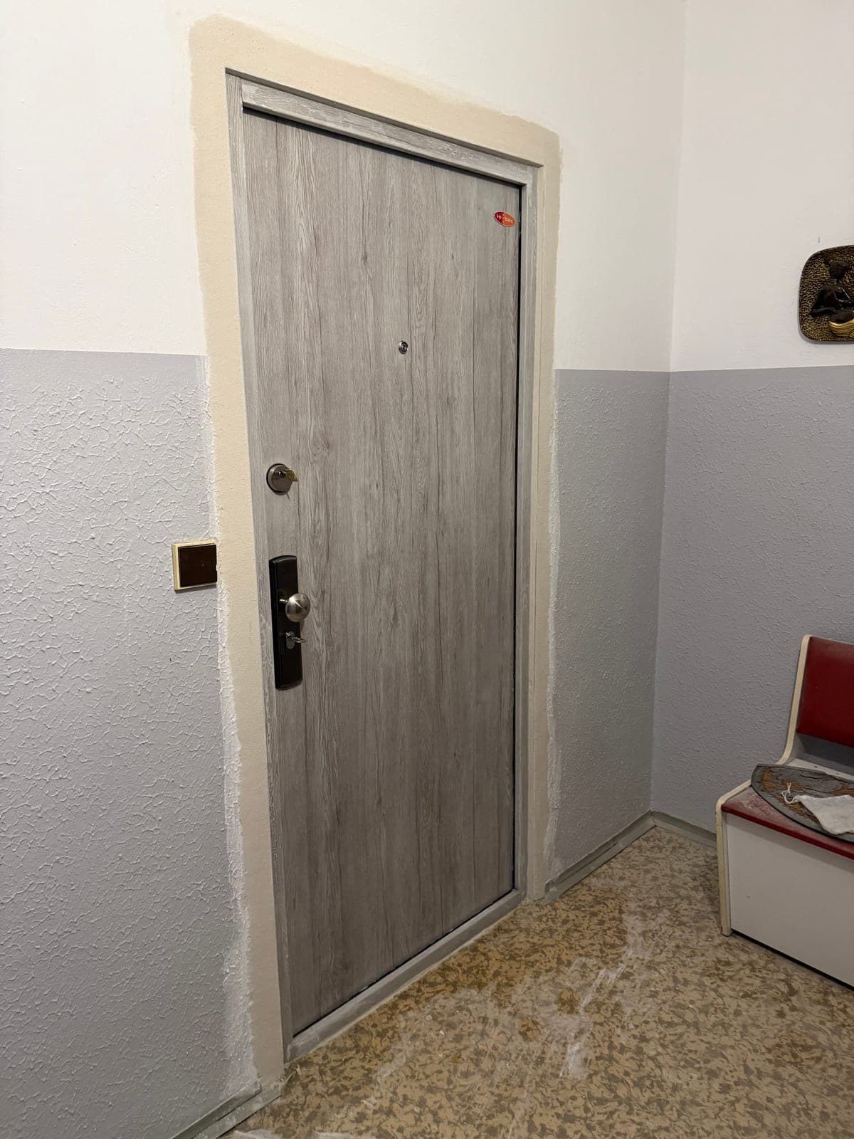 Fotka z montáže bezpečnostných dverí