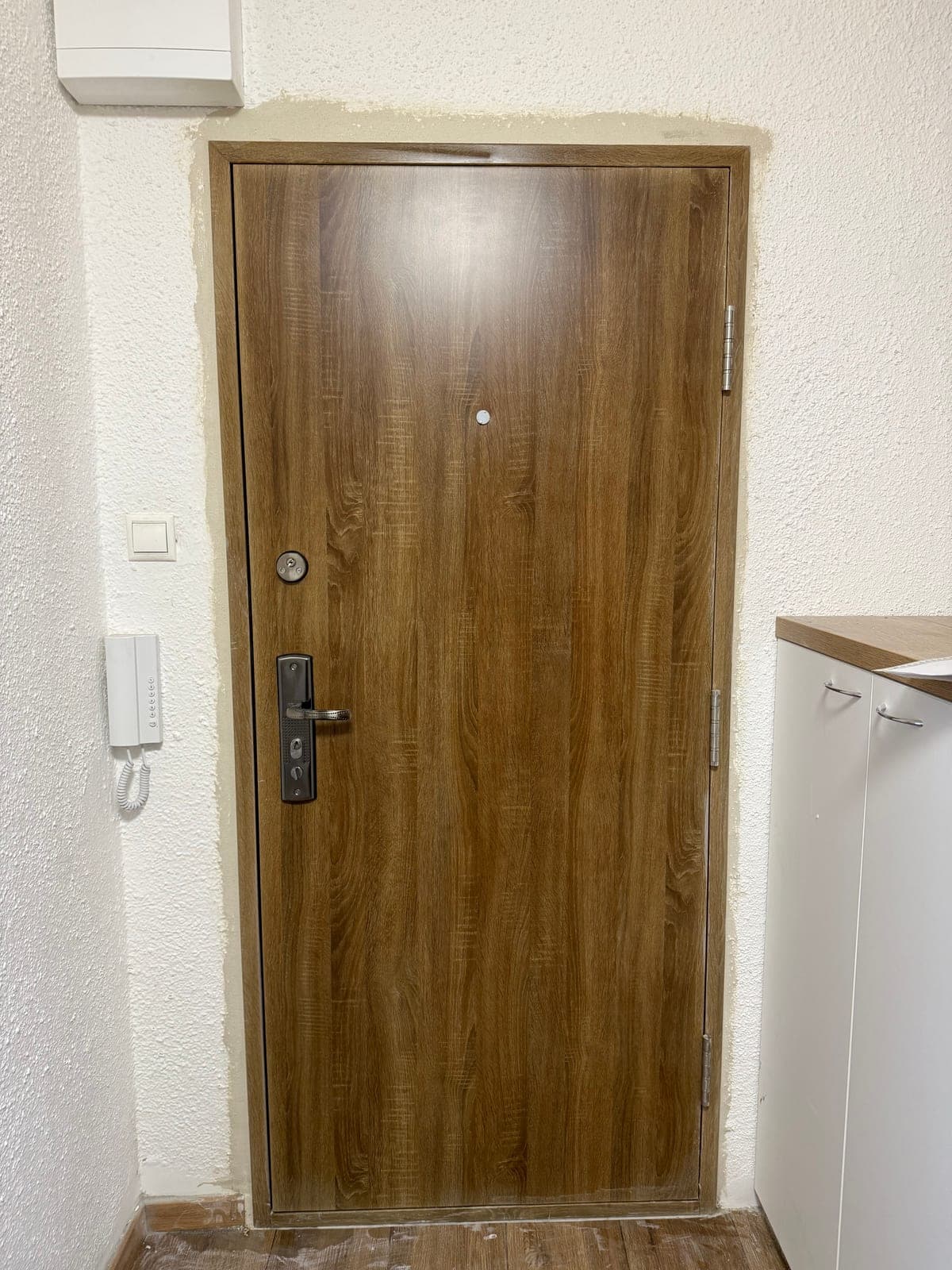 Fotka z montáže bezpečnostných dverí