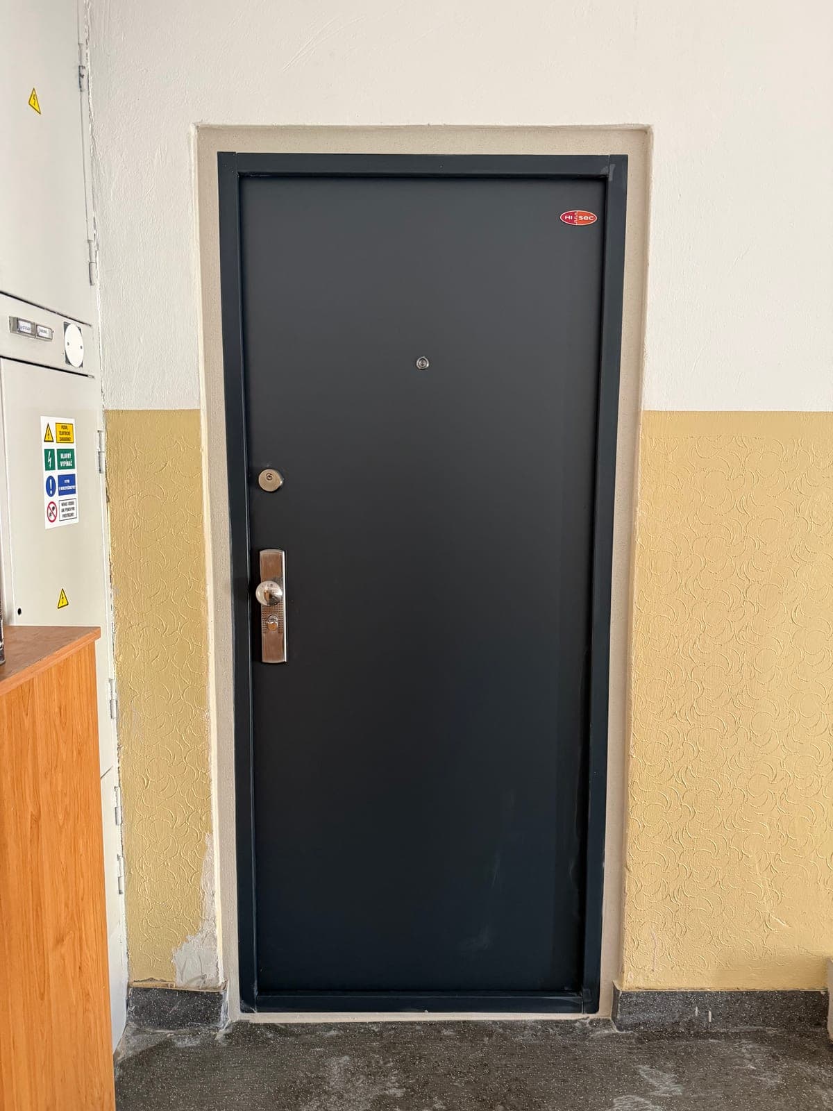 Fotka z montáže bezpečnostných dverí