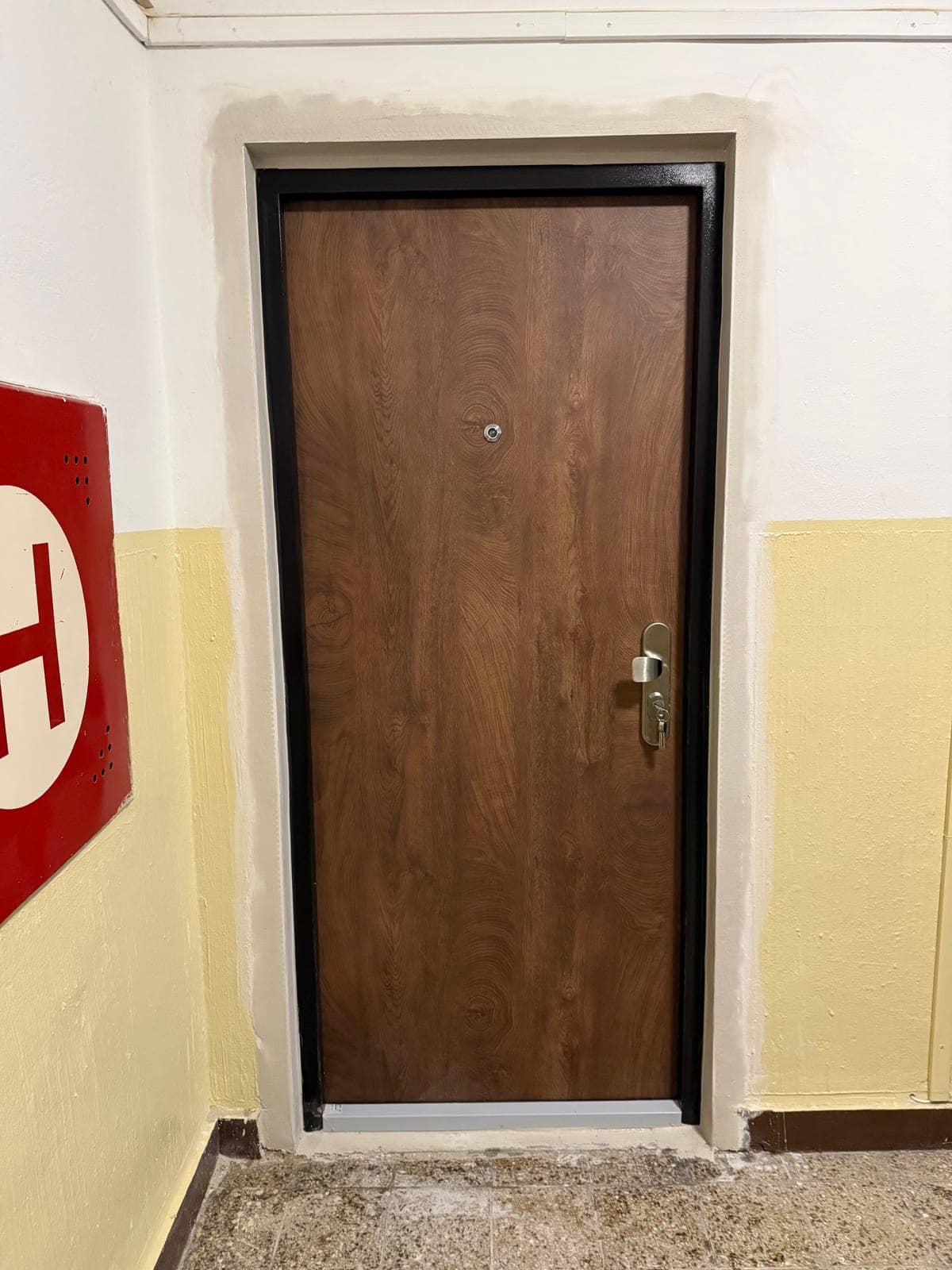 Fotka z montáže bezpečnostných dverí