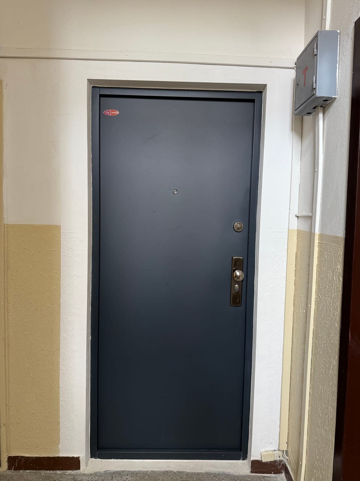 Fotka z montáže bezpečnostných dverí