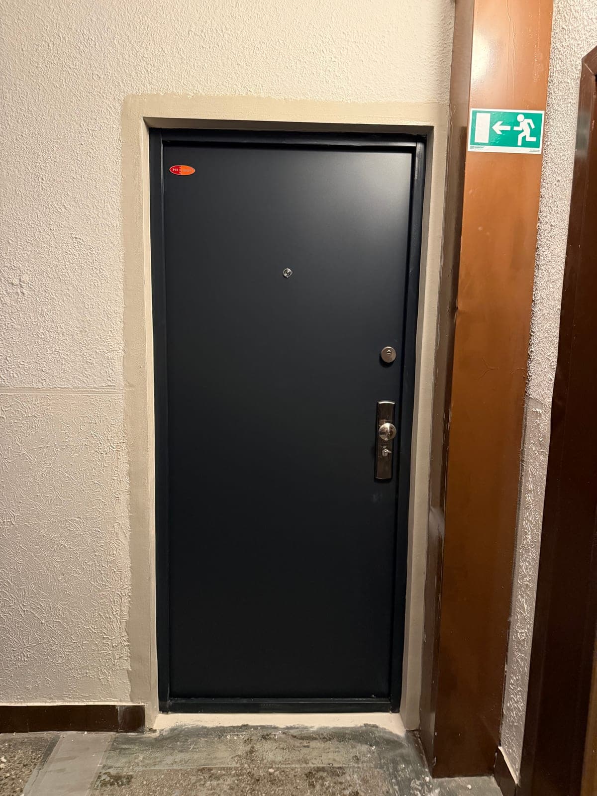Fotka z montáže bezpečnostných dverí