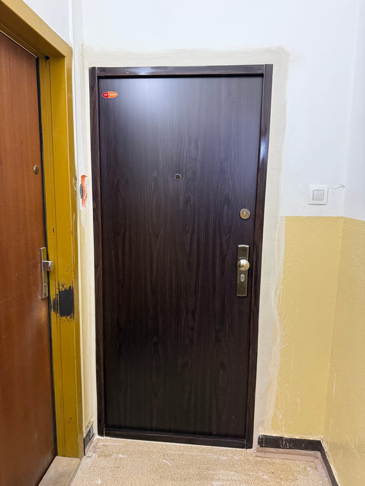 Fotka z montáže bezpečnostných dverí