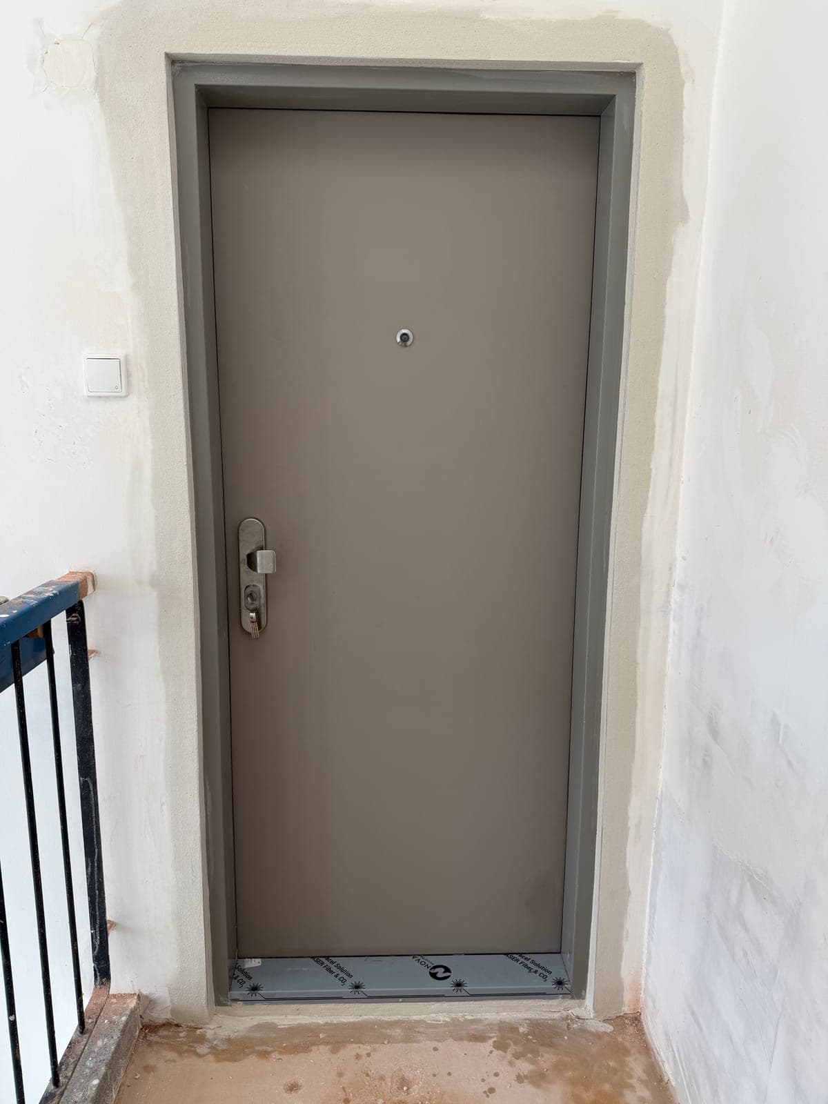 Fotka z montáže bezpečnostných dverí