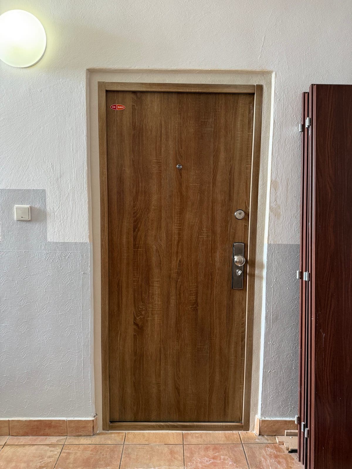 Fotka z montáže bezpečnostných dverí