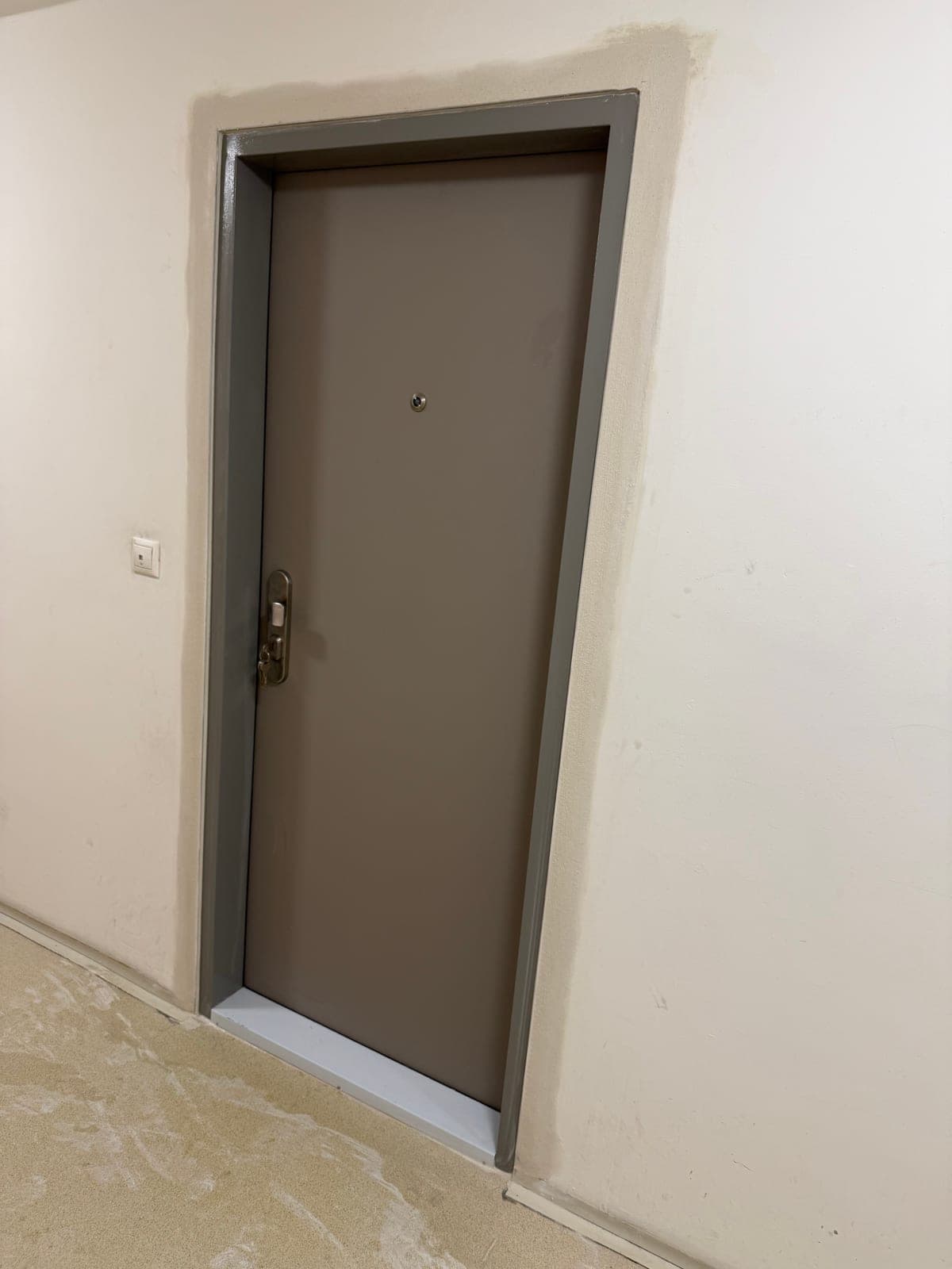 Fotka z montáže bezpečnostných dverí