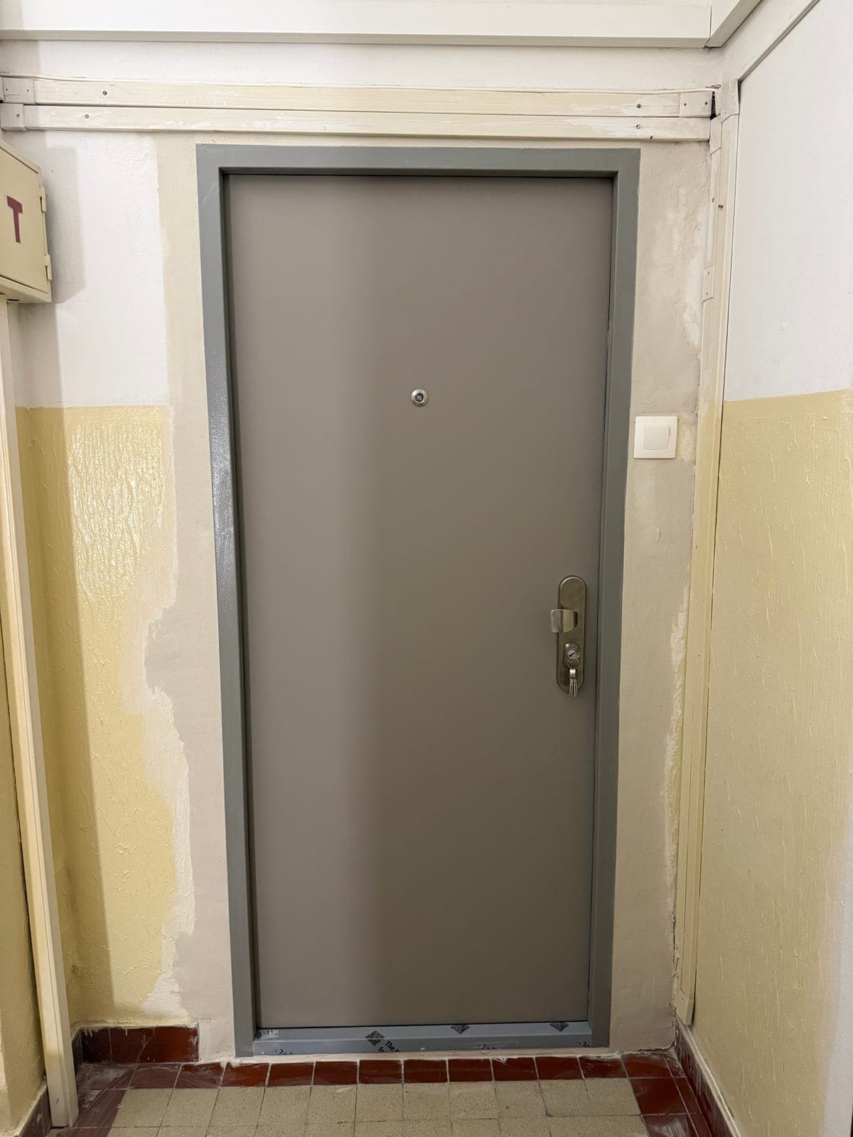 Fotka z montáže bezpečnostných dverí