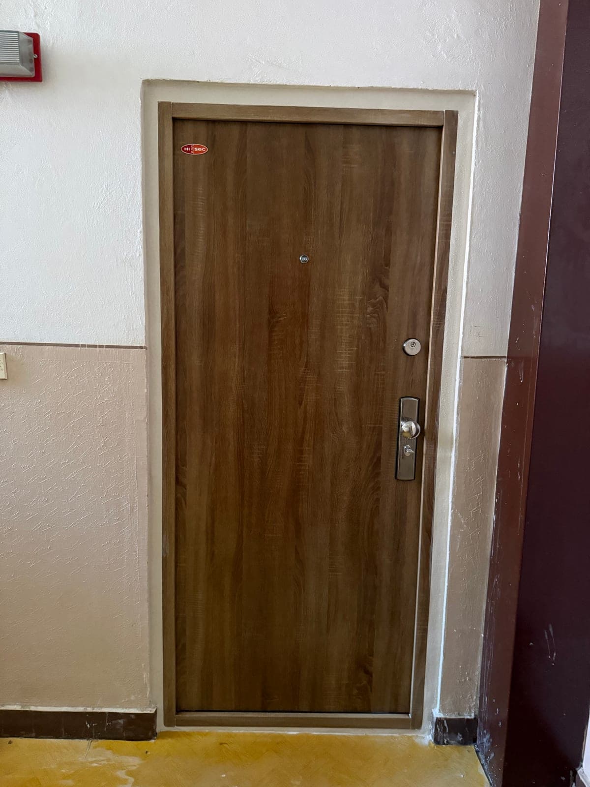 Fotka z montáže bezpečnostných dverí