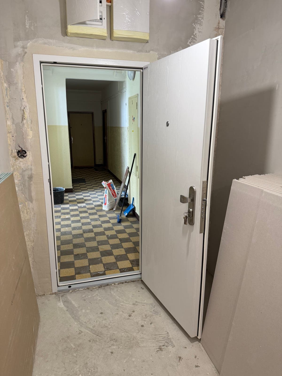 Fotka z montáže bezpečnostných dverí