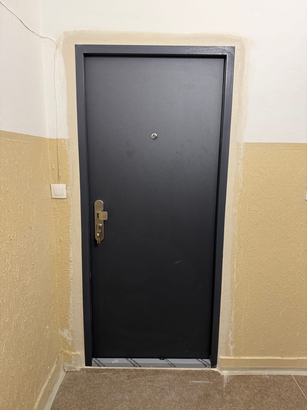 Fotka z montáže bezpečnostných dverí