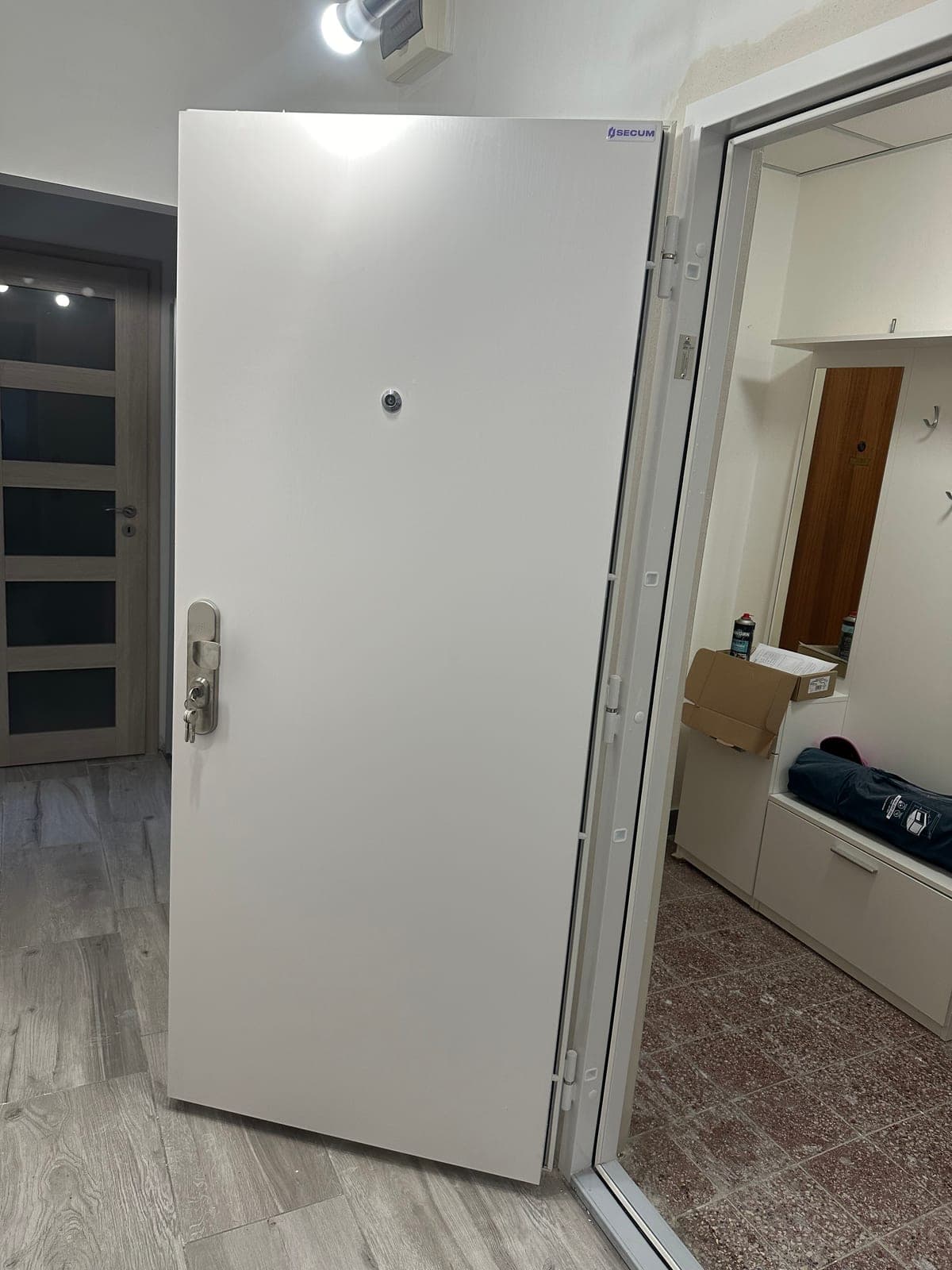 Fotka z montáže bezpečnostných dverí